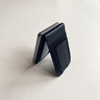 AWAKEN PowerWallet i kickstand-läge, sedd bakifrån