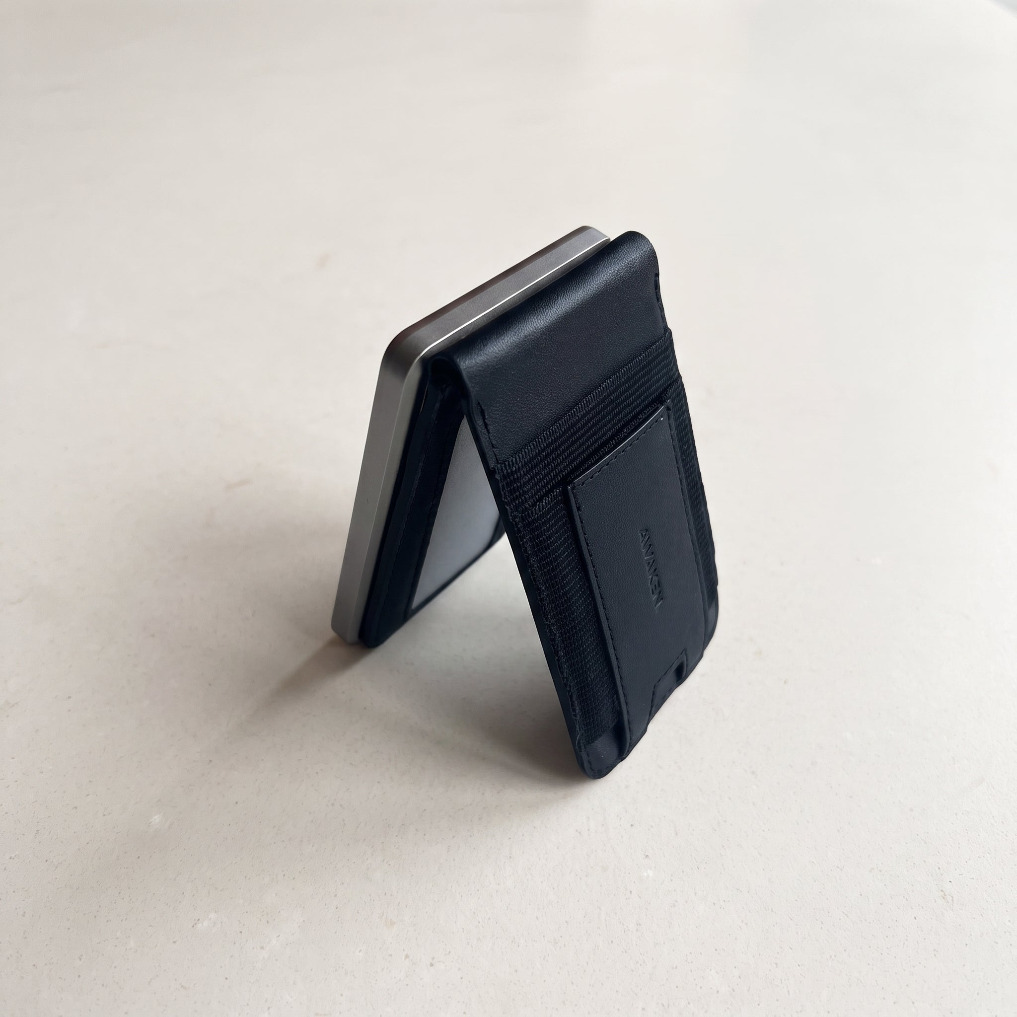 AWAKEN PowerWallet i kickstand-läge, sedd bakifrån