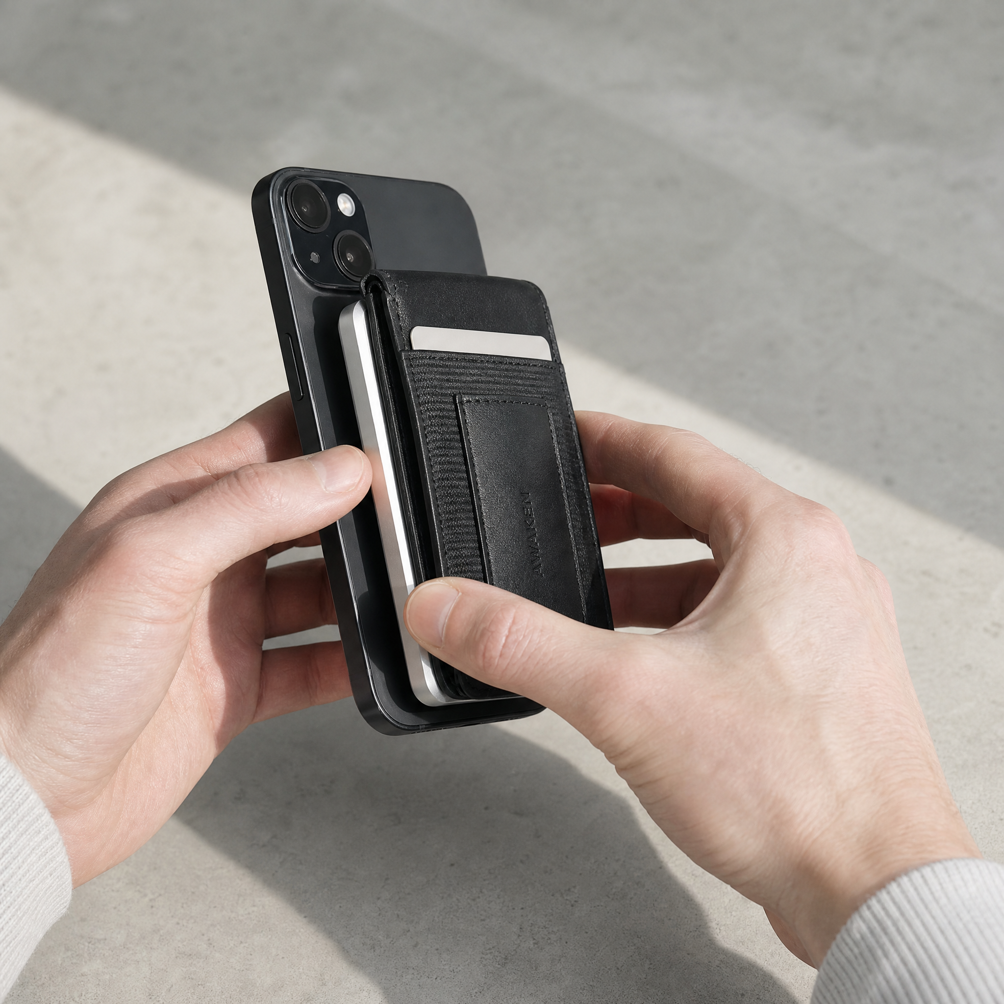 AWAKEN PowerWallet snäpps fast på telefonens baksida