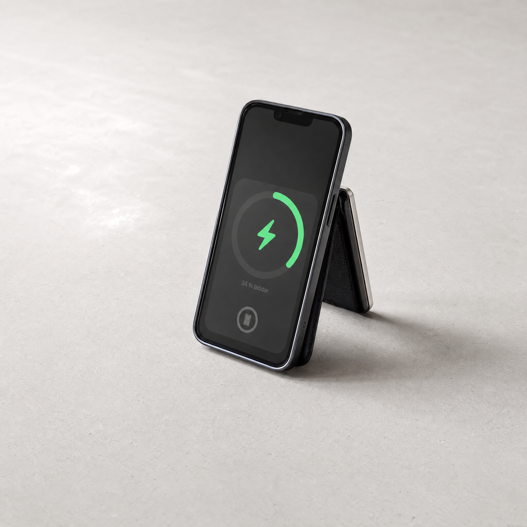 Telefon laddas trådlöst på AWAKEN PowerWallet