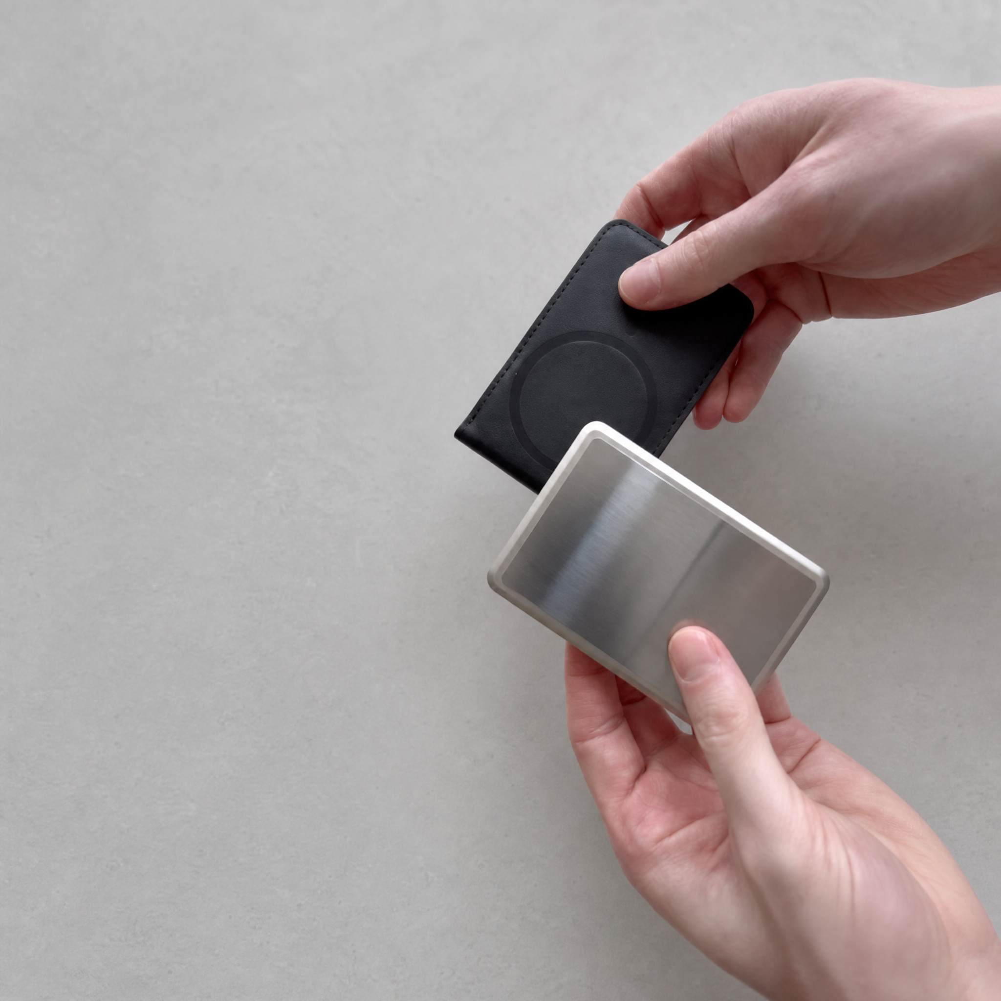 AWAKEN PowerWallet — batteriet lossas från den slimmade plånboken