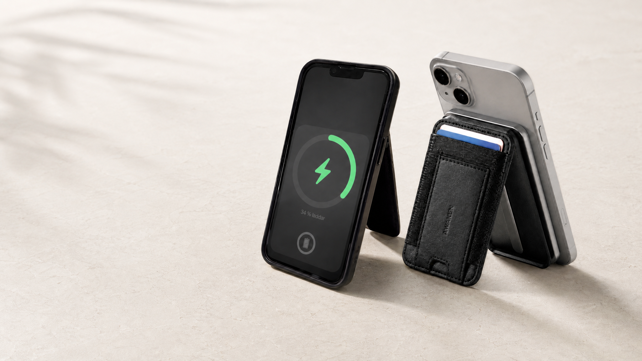AWAKEN PowerWallet — telefon laddas via MagSafe med plånbok på baksidan